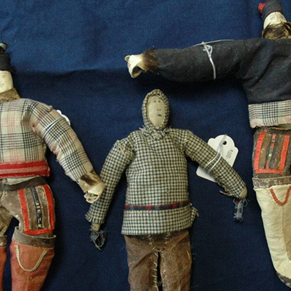 Grönländska dockor efter konservering på Etnografiska museet.