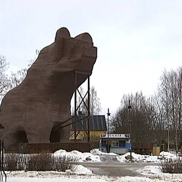 träskulptur i form av en björn, ståendes mitt i Sveg