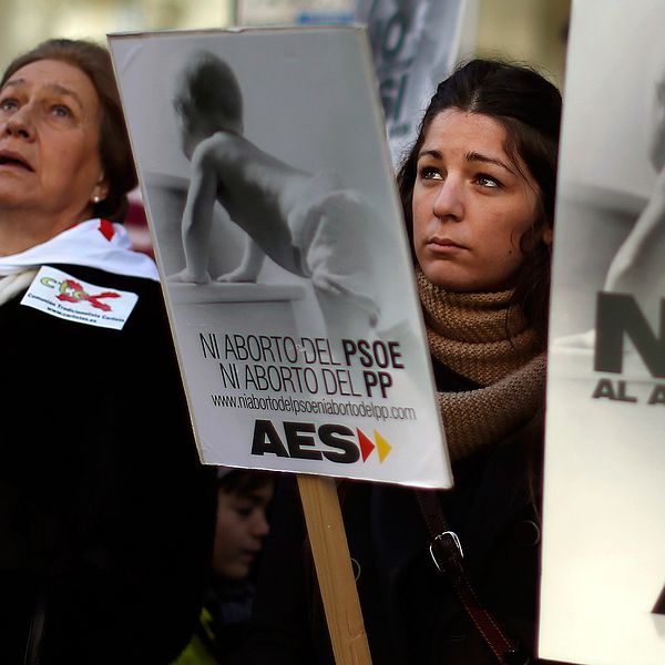 Abortmotståndare i Spanien protesterar för ett totalförbud mot abort.