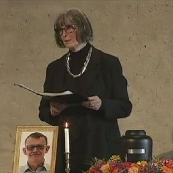 ”Man måste leva så att man kan dö i frid”, säger officiant och begravningsförrättare Noomi Liljefors, vid ceremonin för Hans Rosling