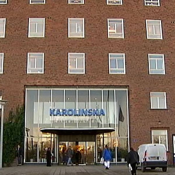 Gamla Karolinska universitetssjukhuset en röd tegelbyggnad med en stor glasentre