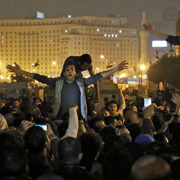 Folkmassa protesterar i Kairo.