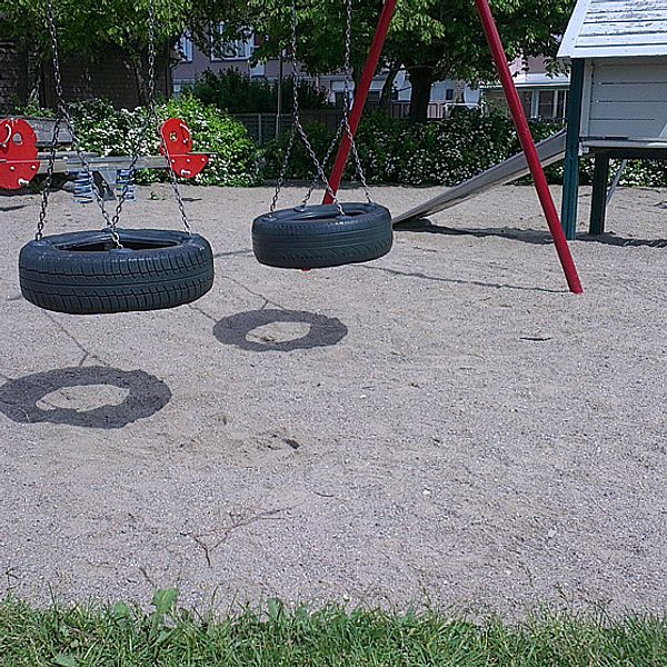 lekpark: gungor och gungbräda
