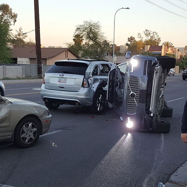 Ubers självkörande Volvo voltade och hamnade på sidan i en krasch i Arizona.