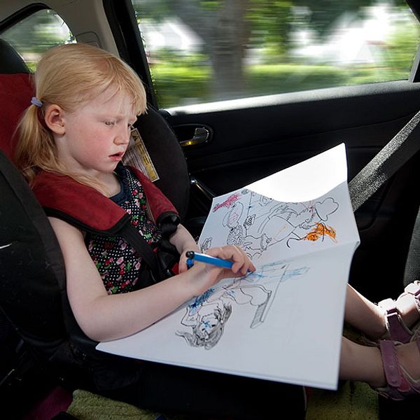 Aktiviteter för barn under långa bilresor bilbarnstol