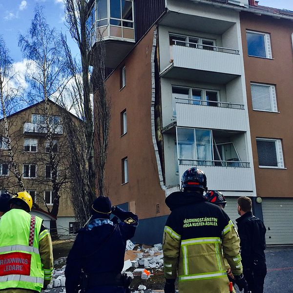Räddningstjänst framför rasad fasad.