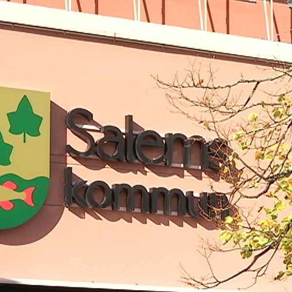 En förvaltningschef i Salems kommun har köpt in tjänster från ett företag där hon är verksam.