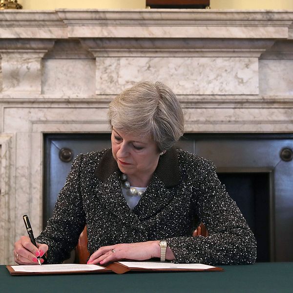 Theresa May skriver under brexitansökan