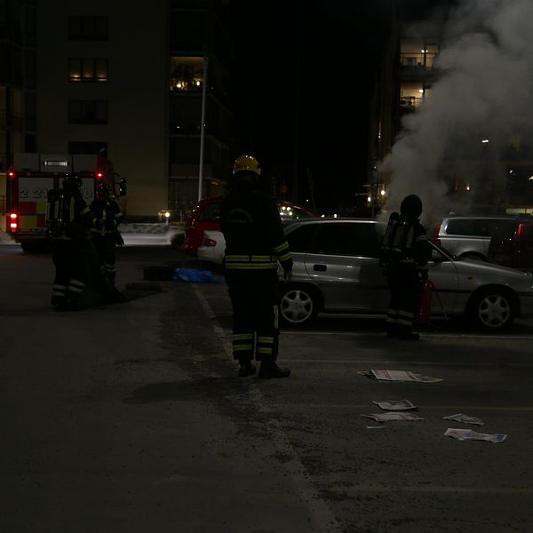 Natten till tisdagen skedde stenkastning i samband med en bildbrand i Gottsunda centrum.