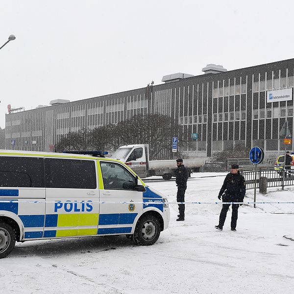 Bild från brottsplatsen i Hallonbergen. Polisbil och två poliser syns på bilden.