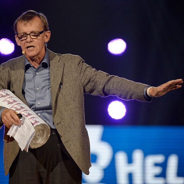 Hans Rosling står på en scen och talar