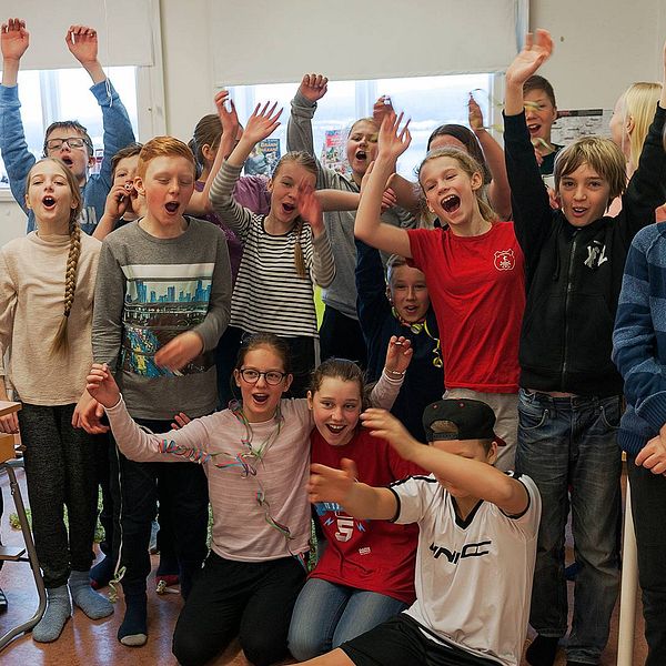 Femteklassarna på Ankarviks skola togs emot med tårta och hyllningssånger efter vinsten i ”Vi i femman”.