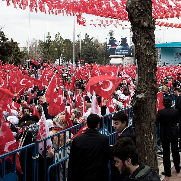 President Erdogan besöker kurdiska staden Diyarbakir, det är slutet på valkampanjen och han försöker vinna de kurdiska rösterna.