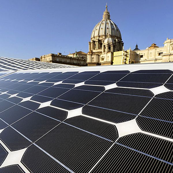 Solpaneler på taket till en byggnad i Vatikanstaten i Italien.