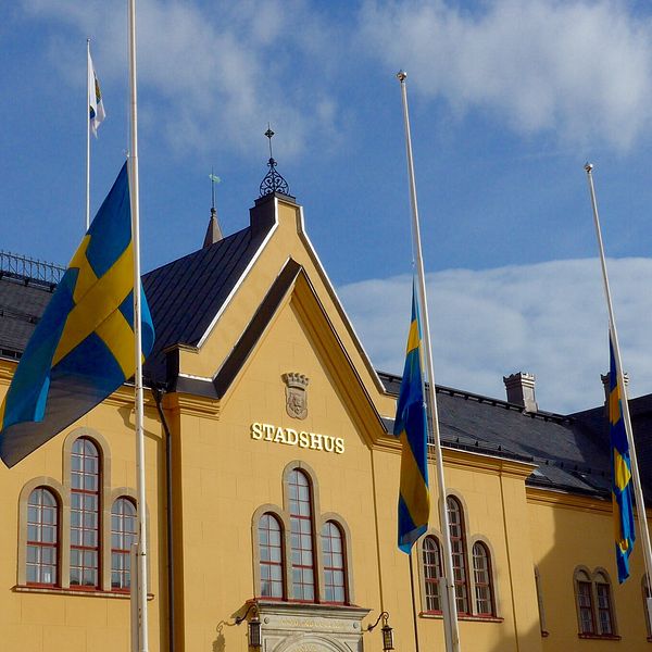 Flaggor på halv stång vid stadshuset i Linköping på lördagen. Dagen efter lastbilsattacken i Stockholm.
