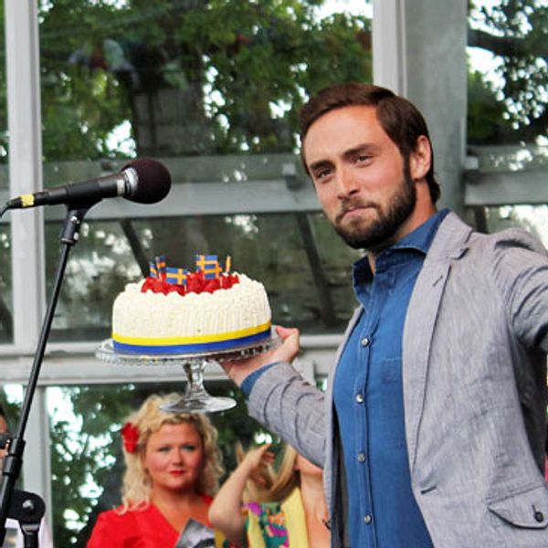 Måns Zelmerlöw firade sin födelsedag med att presentera artisterna till årets Allsång på Skansen.