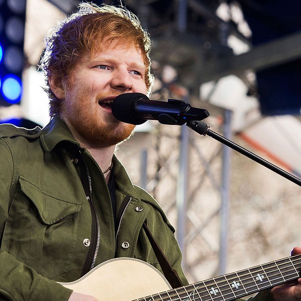 Ed Sheeran spelar gitarr på scen