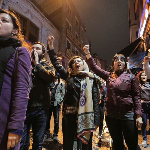 Anhängare till nej-sidan protesterade på gatorna i Istanbul efter att ja-sidan utropat sig som segrare i folkomröstningen i Turkiet under söndagen.