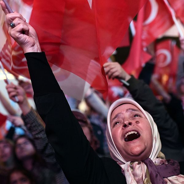 Firande ute på gatorna i Turkiet efter att ”ja-sidan” segrat i folkomröstningen. Men enligt valobservatörer genomfördes folkomröstningen inte på lika villkor.