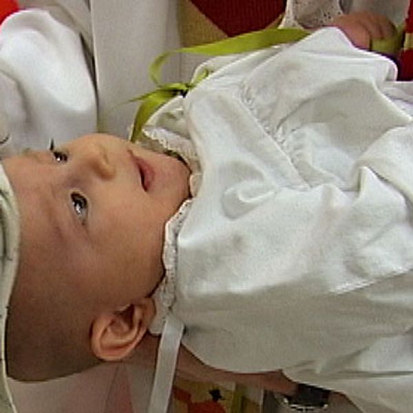 Sex av tio barn döps i Värmland. Det placerar Värmland på en tredjeplats i riket. I Grums döps hela 82 procent av barnen.