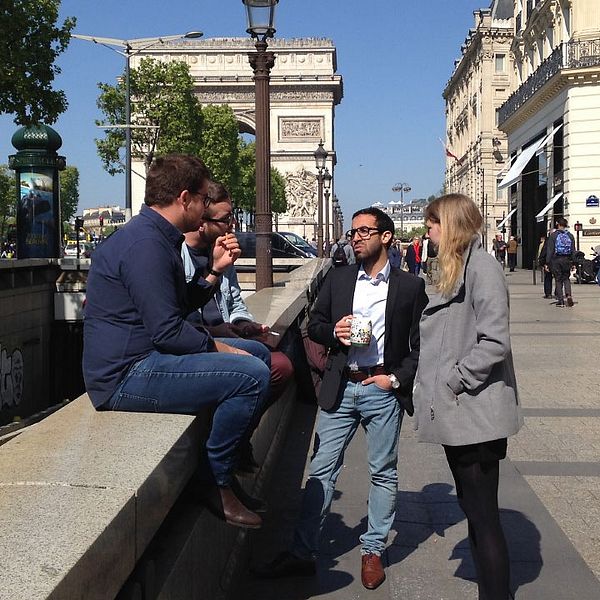 Parisbor diskuterar dagen efter attentatet på paradgatan Champs-Elysée