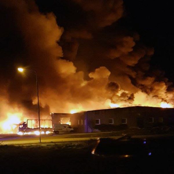 Bild på branden i Falkenberg från natten till söndagen.
