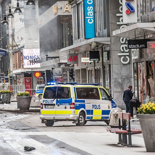 Förödelse på Drottninggatan strax efter dådet. En ambulans står i mitten.