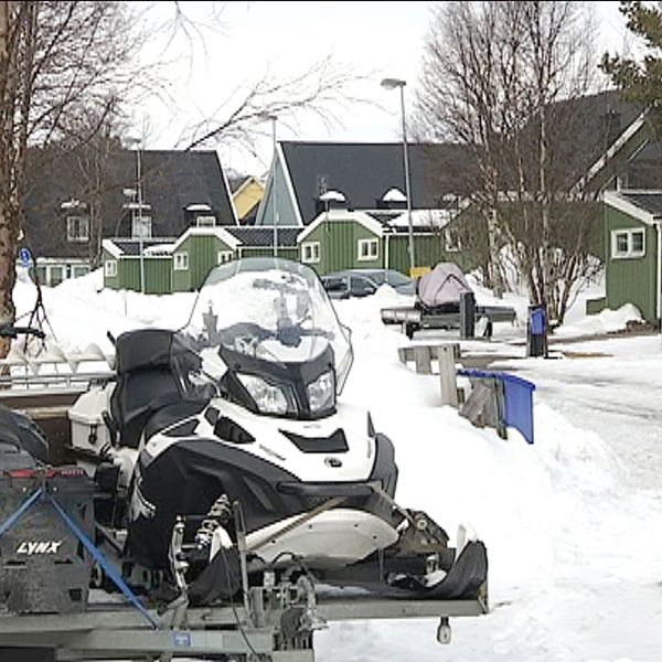 Skoter uppställda på bostadsområde