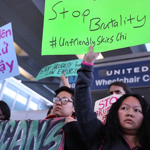 Medlemmar i asiatiska organisationer i Chicago i protest mot United Airlines efter händelsen där en vietnamesisk-amerikansk läkare blev släpad av ett av bolagets plan.