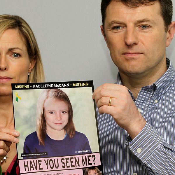 Kate och Gerry McCann håller upp en bild som visar hur Madeleine skulle kunna se ut i dag.