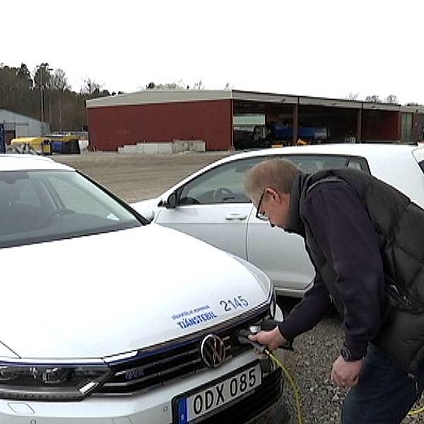 Anders Karlsson fordonschef i Södertälje kommun med sin tjänstebil