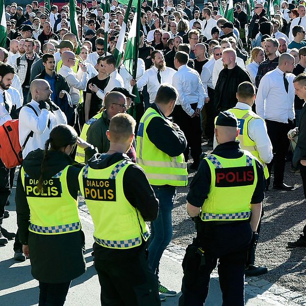 Poliser och demonstranter på första maj