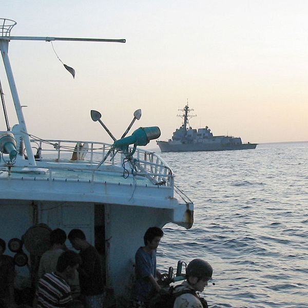 Människor som räddas från somaliska pirater.