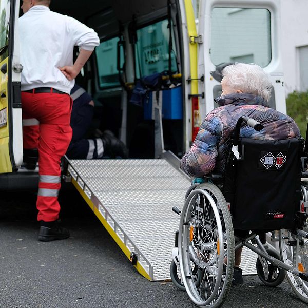 En äldre person på ett vårdhem får hjälp med evakueringen.
