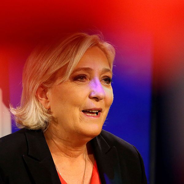 Le Pen erkänner sig besegrad.