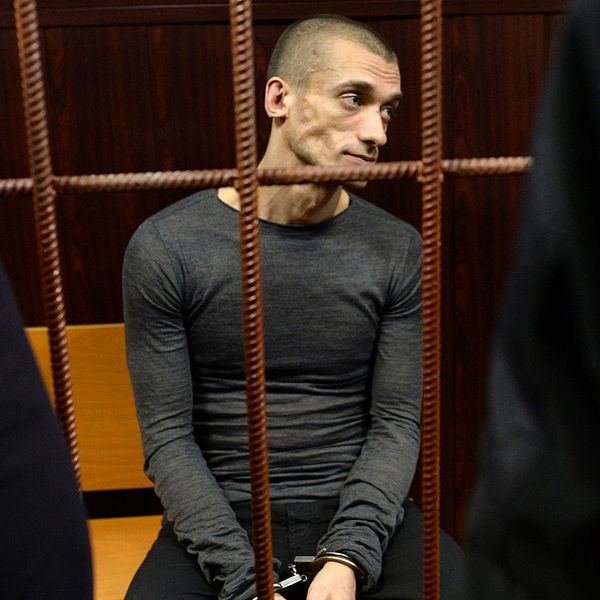 Pjotr Pavlenskij inför rättegången 2016, efter att konstnären satt eld på entrén till ryska säkerhetstjänstens högkvarter i Moskva.