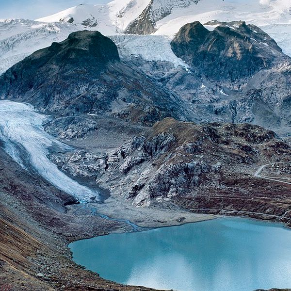 Stein-glaciären i Schweiz är en av många krympande glaciärer i världen till följd av klimatuppvärmningen