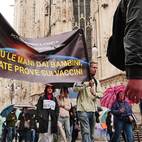 Manifestation mot obligatorisk vaccinering i Milano