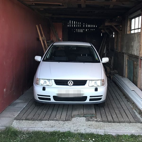 Johanna Harlevi Viottis bil står avställd i hennes pappas garage utanför Visby på Gotland.