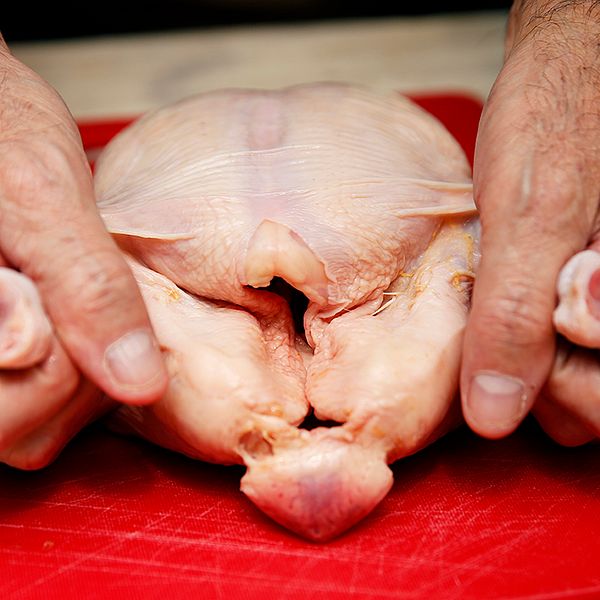 Statsepidemiologen slår larm om att många fortfarande insjuknar av campylobactsmittad kyckling, trots branschens insatser.