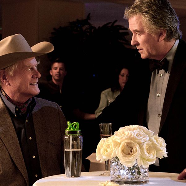 Larry Hagman spelar J.R. Ewing, till vänster i bilden. Patrick Duffy spelar Bobby Ewing.