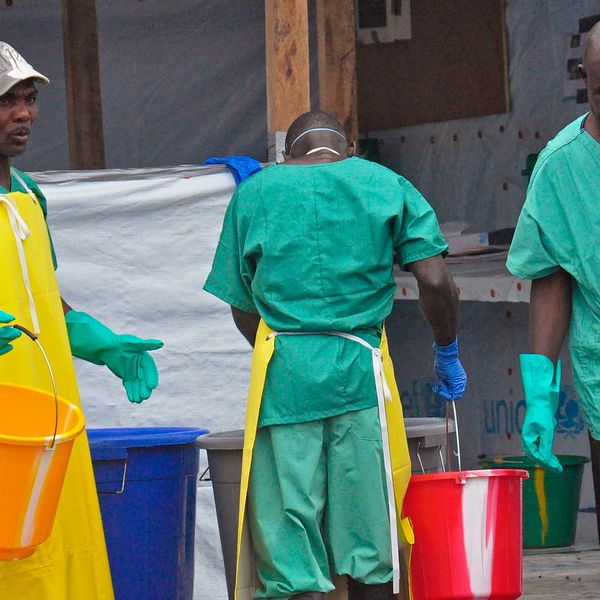 Vårdpersonal i Liberia under den värsta Ebola-epidemin 2014.