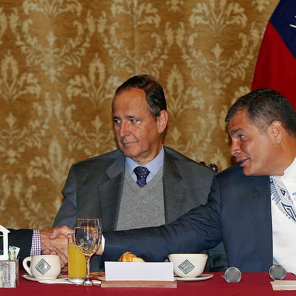Ecuadors president Rafael Correa har bjudit in till fredsamtalen mellan Colombias regering och gerillarörelsen ELN. Pablo Beltrán (till vänster) representerar ELN och Juan Camilo Restrepo (i mitten) regeringen.