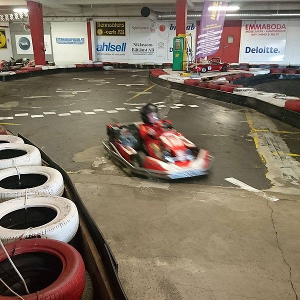 Flickan skadades under en skolutflykt när klassen körde gokart. Bilden är inte från det aktuella tillfället.