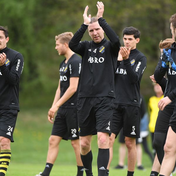 AIK:s Stefan Ishizaki och Nils-Eric Johansson applåderar supportrarna som kommit till lördagens träning inför Djurgårdsderbyt.