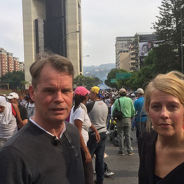 Bengt Norborg och Linda Hörnqvist mitt i demonstrationerna