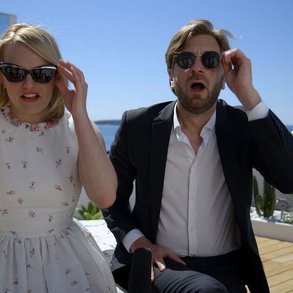 Elisabeth Moss och Ruben Östlund i ett blåsigt Cannes.
