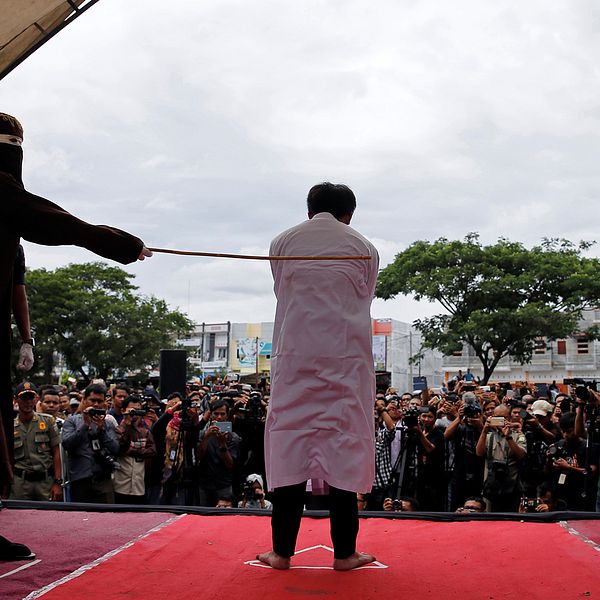 Man blir piskad utanför moské i Indonesien för att han haft gaysex