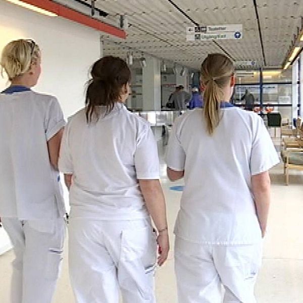 Fyra sjuksköterskor i korridor.