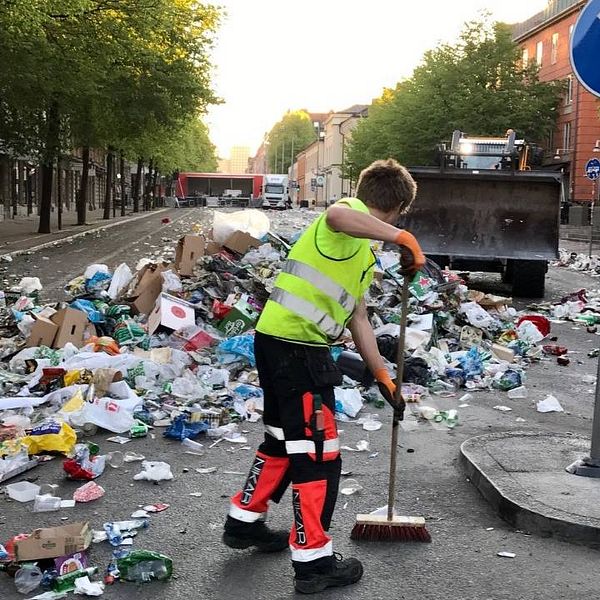 Städning på Fleminggatan efter onsdagens festligheter.